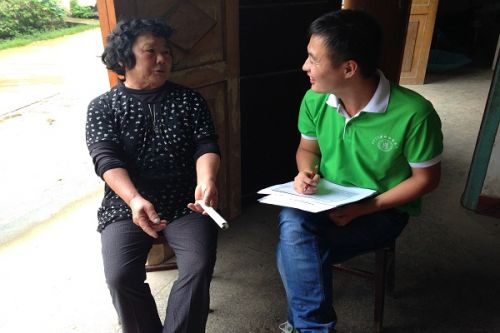 队员正在和橘农访问